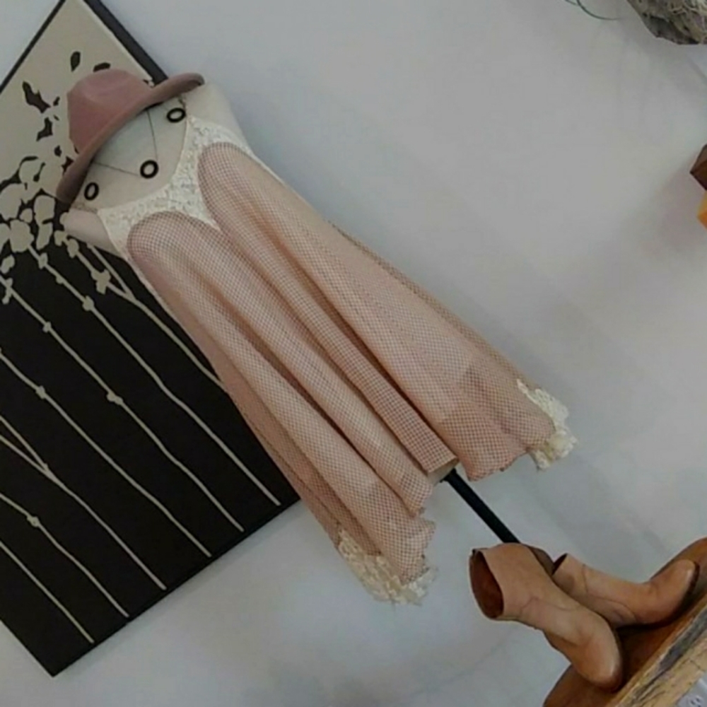 NWT ADORABLE JODIFL FLOWY DRESS WITH LACE INSERTS.